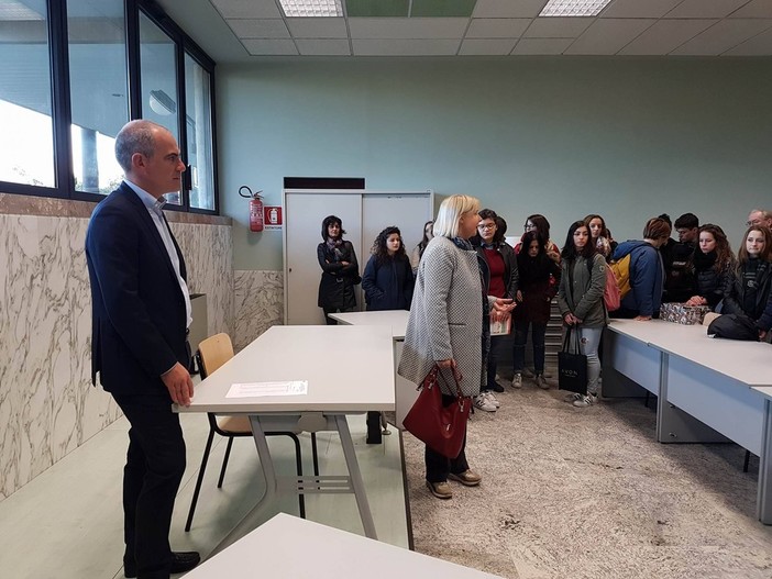 I ragazzi del Liceo G. Bruno di Albenga fanno ingresso nella nuova sede presso l'Ex Tribunale I ragazzi del Liceo G. Bruno di Albenga fanno ingresso nella nuova sede presso l'Ex Tribunale