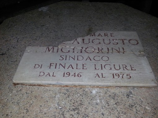 Finale, distrutta la targa del lungomare e l'arco illuminato solo a metà Finale, distrutta la targa del lungomare e l'arco illuminato solo a metà