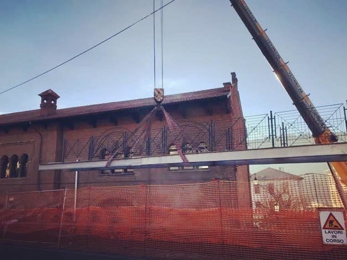 Cengio, prosegue il restyling di Palazzo Rosso: montata la passerella per il nuovo marciapiede (FOTO)