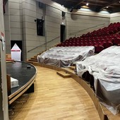 Teatro Chebello, Cairo prepara la nuova stagione: rifatto il parquet e sistemati i gradini Teatro Chebello, Cairo prepara la nuova stagione: rifatto il parquet e sistemati i gradini