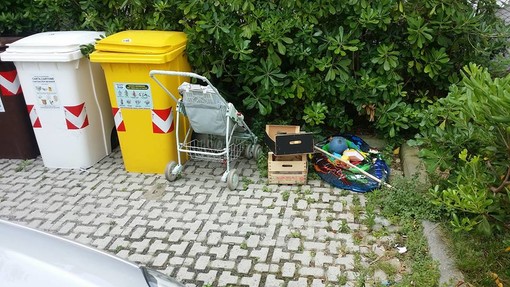 Degrado nell'area giochi di Largo Doria a Borghetto: volontari al lavoro per ripulirla Degrado nell'area giochi di Largo Doria a Borghetto: volontari al lavoro per ripulirla