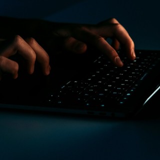 Quando le truffe informatiche prendono di mira la filiera portuale e commerciale