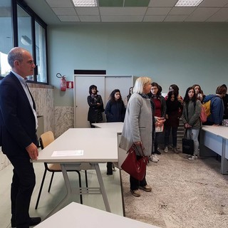 I ragazzi del Liceo G. Bruno di Albenga fanno ingresso nella nuova sede presso l'Ex Tribunale