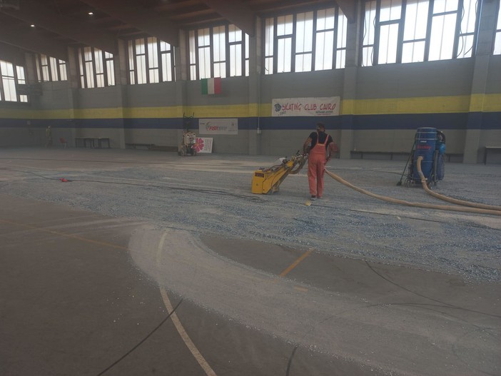 Cairo, il Palazzetto dello Sport cambia veste: iniziati i lavori di rifacimento del fondo