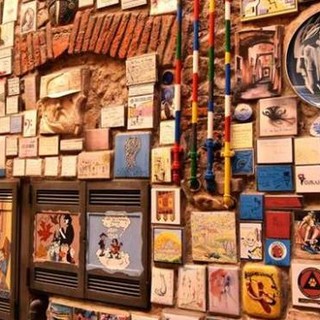 Albenga, nuova firma per il muretto dei Fieui di Caruggi: mattonella autografata da Irene Caffa