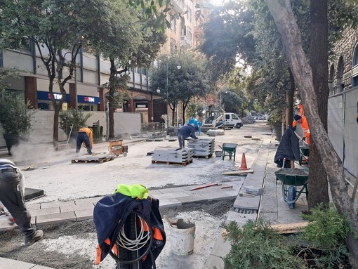 Savona, pedonalizzazione di Corso Italia, posate le prime lastre della nuova pavimentazione