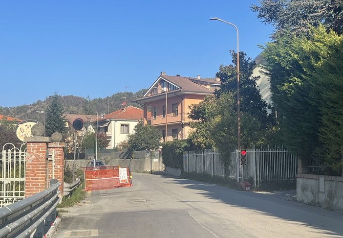 Cairo, lavori in via Ferrere: il semaforo resta acceso