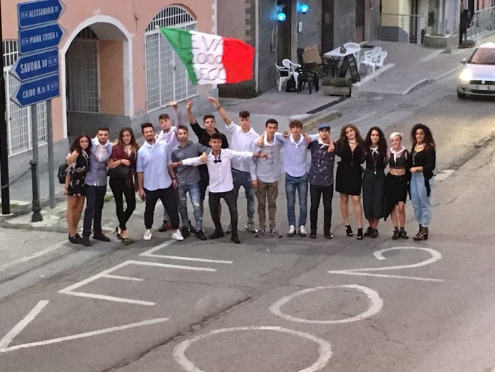 Dego, i giovani della leva 2000 festeggiano i 18 anni (FOTO)