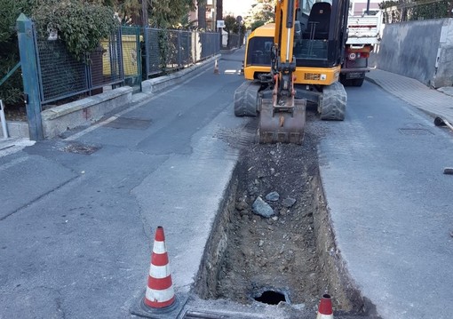 Pietra Ligure, in via Piani i lavori di sostituzione della condotta delle acque bianche