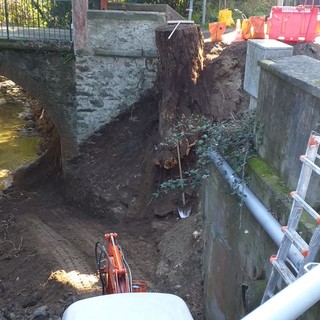 Crolla una porzione di strada a Celle: escavatore al lavoro sul rio Lavadore