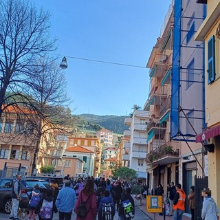 Lavori in un condominio a Varazze, la scuola costretta a chiudere le finestre: genitori preoccupati scrivono a sindaco e istituto