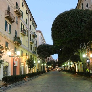 E all'alba, lampioni accesi e frastuono di mezzi ATA