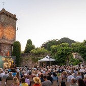 Parole in viaggio sotto le stelle: il Festival des Mots accende l’estate tra mare e montagne Parole in viaggio sotto le stelle: il Festival des Mots accende l’estate tra mare e montagne
