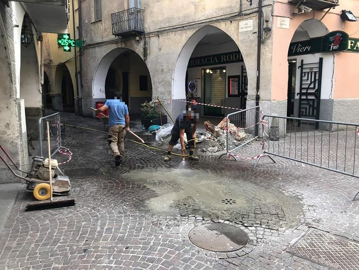 Cairo, al via i lavori di ripristino della pavimentazione in porfido nel centro storico (FOTO)