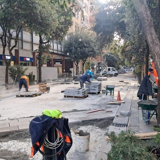 Savona, pedonalizzazione di Corso Italia, posate le prime lastre della nuova pavimentazione