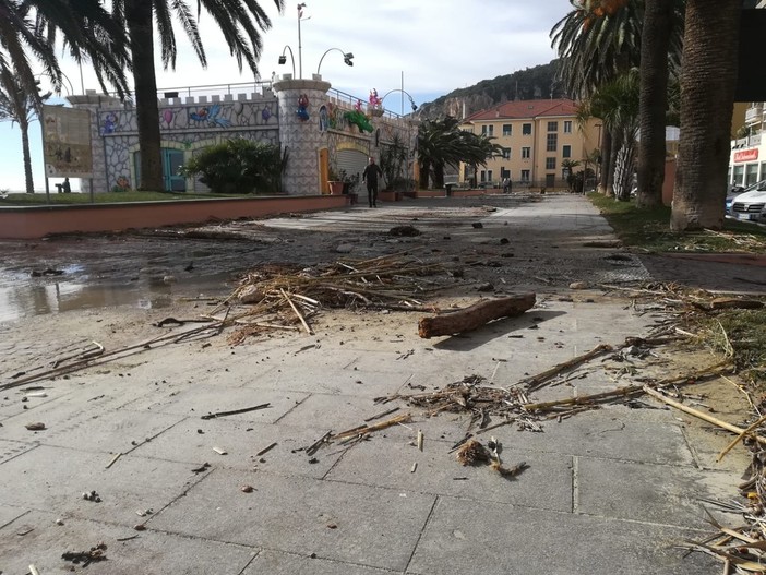 La mareggiata mette in ginocchio Finalmarina: danni a lungomare e spiagge (FOTO) La mareggiata mette in ginocchio Finalmarina: danni a lungomare e spiagge (FOTO)