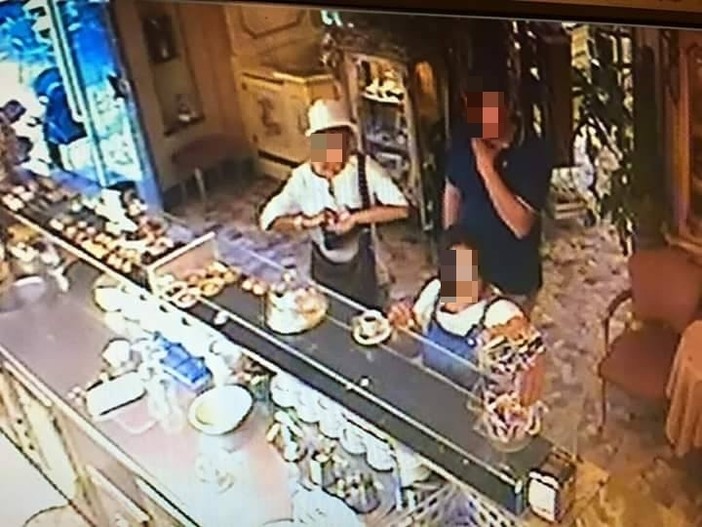 Furto di una borsa all'interno della pasticceria Balzola Furto di una borsa all'interno della pasticceria Balzola