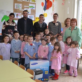 Ferrania, il Leo Club Valbormida dona ai bambini dell'asilo una fotocopiatrice e delle risme di carta