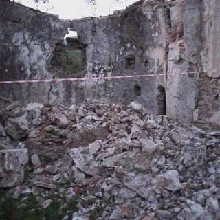 Legino, strada chiusa dopo il crollo della "chiesetta senza tetto": "Serve una soluzione per i residenti"