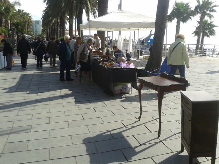 Loano, in corso Europa la fiera dell'antiquariato, del collezionismo e del modellismo Loano, in corso Europa la fiera dell'antiquariato, del collezionismo e del modellismo