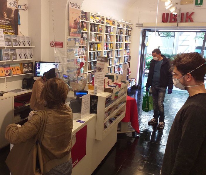 Savona, riaprono le librerie ed è "boom" di vendite di libri gialli e di consegne a domicilio