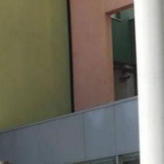 Albenga, minaccia di buttarsi dalla finestra chiedendo indietro i soldi sequestrati per spaccio