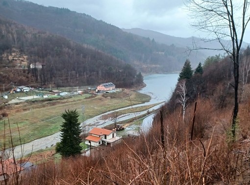 Settimane di pioggia e neve, il Lago d'Osiglia respira: l'acqua torna sotto l'imbarcadero