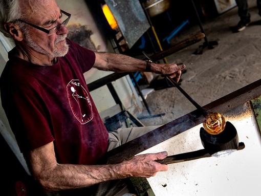 Altare Glass Fest, lavorazione del vetro in fornace con il maestro Jean-Marie Bertaina
