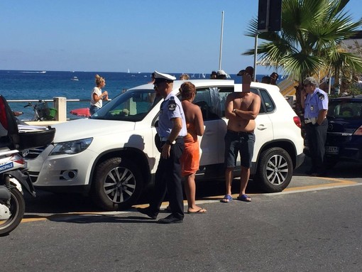 Bassotto chiuso per ore in macchina: i proprietari sulla spiaggia per ferragosto Bassotto chiuso per ore in macchina: i proprietari sulla spiaggia per ferragosto