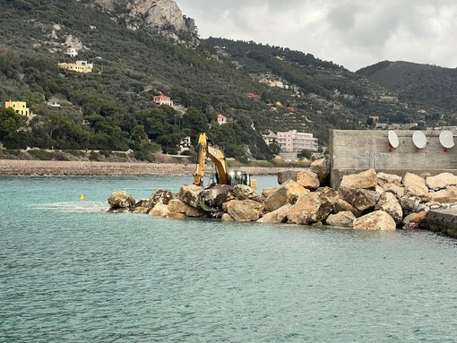 Finale, ripartiti i lavori di messa in sicurezza del porticciolo: focus sul molo d'ingresso