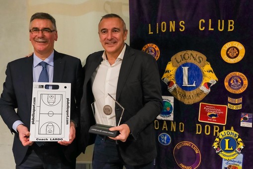 Loano, premiato ieri sera con il "Loanese d'oro" dal Lions Club il coach Lino Lardo Loano, premiato ieri sera con il "Loanese d'oro" dal Lions Club il coach Lino Lardo