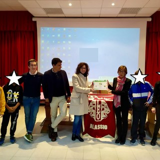 Il Leo Club Alassio consegna all'istituto comprensivo il Kit School4U