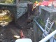 Crolla una porzione di strada a Celle: escavatore al lavoro sul rio Lavadore