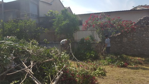 Volontari al lavoro per il restyling del parchetto di Leca d'Albenga
