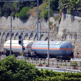 Lieve ritardo nelle operazioni di travaso della cisterna: circolazione ferroviaria interrotta tra Ventimiglia e Bordighera