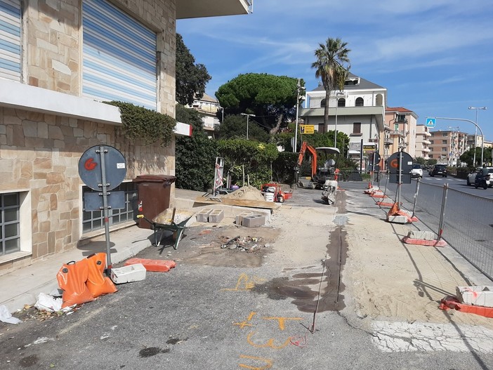 Albissola, si sposterà la fermata degli autobus di Piazza S. Benedetto. Il vicesindaco: "Si risolverà un problema di sicurezza per i pedoni"
