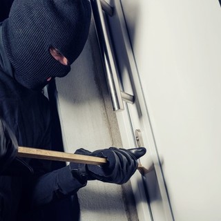 Blitz dei ladri a Carcare: rubano con i proprietari in casa