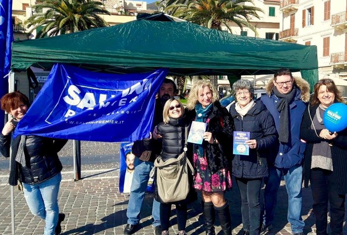 Borghetto, la Lega distribuisce alle donne una bomboletta 'spray' come strumento di autodifesa Borghetto, la Lega distribuisce alle donne una bomboletta 'spray' come strumento di autodifesa