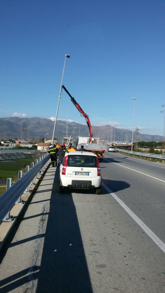 Chiuso un tratto di Aurelia ad Albenga per lampioni pericolanti Chiuso un tratto di Aurelia ad Albenga per lampioni pericolanti