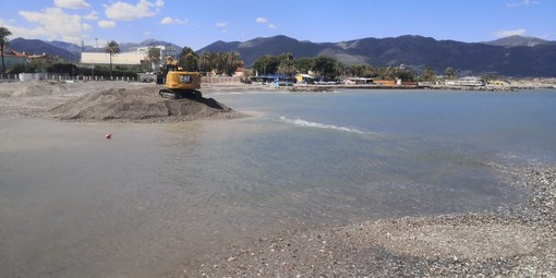 Darsena di Albenga, un lettore: "Ghiaia e sabbia hanno sostituito il mare, serve una class action per deturpamento dell’ambiente marino e costiero" Darsena di Albenga, un lettore: "Ghiaia e sabbia hanno sostituito il mare, serve una class action per deturpamento dell’ambiente marino e costiero"