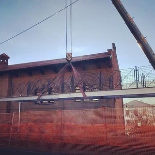Cengio, prosegue il restyling di Palazzo Rosso: montata la passerella per il nuovo marciapiede (FOTO)