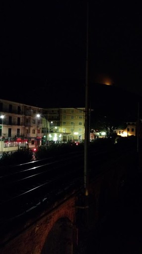 Fuoco sulla collina tra Ceriale e Borghetto? No, lampada votiva Fuoco sulla collina tra Ceriale e Borghetto? No, lampada votiva