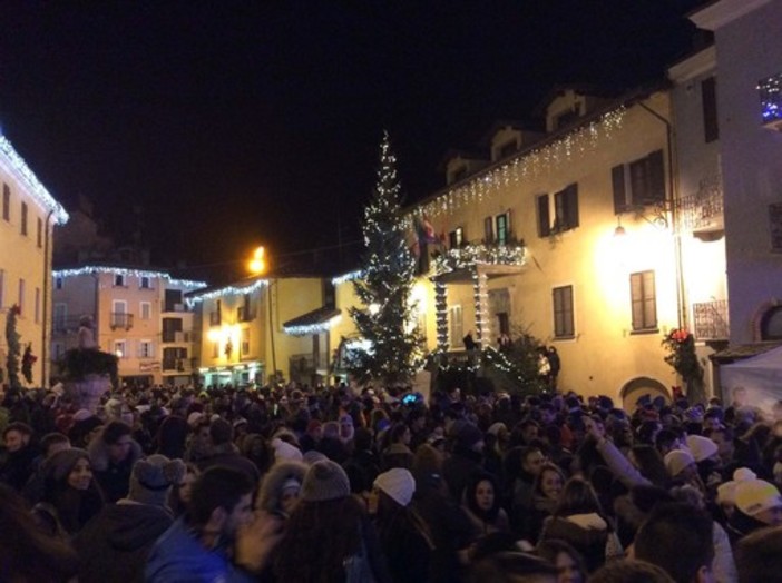 Sedicenne di Finale Ligure perde conoscenza durante la festa in piazza a Limone: ricoverata a Cuneo