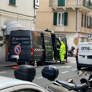 Savona, partiti i lavori di sostituzione dei semafori guasti di via Luigi Corsi