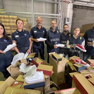 Lotta alla contraffazione, Guardia di Finanza e Ufficio Dogane sequestrano vestiti e scarpe (FOTO e VIDEO)