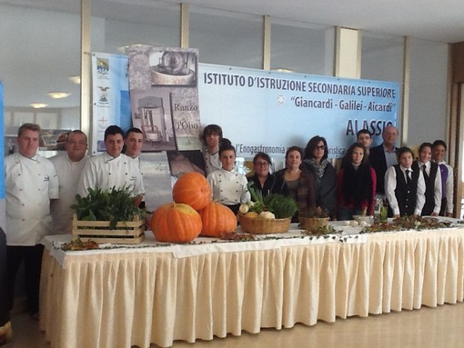 Il Comune di Ranzo con gli alunni dell’Alberghiero di Alassio promuove “l’officina del gusto” a OliOliva 2012 Il Comune di Ranzo con gli alunni dell’Alberghiero di Alassio promuove “l’officina del gusto” a OliOliva 2012