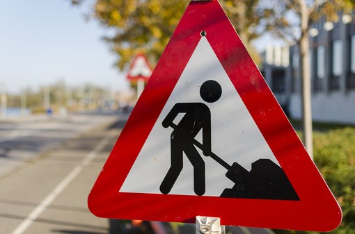 Albenga, camion perde parte del carico sulla provinciale verso il casello: disagi alla circolazione