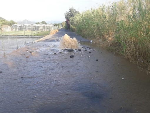 Albenga, si rompe tubo dell'acqua in frazione Lusignano: strada chiusa al traffico