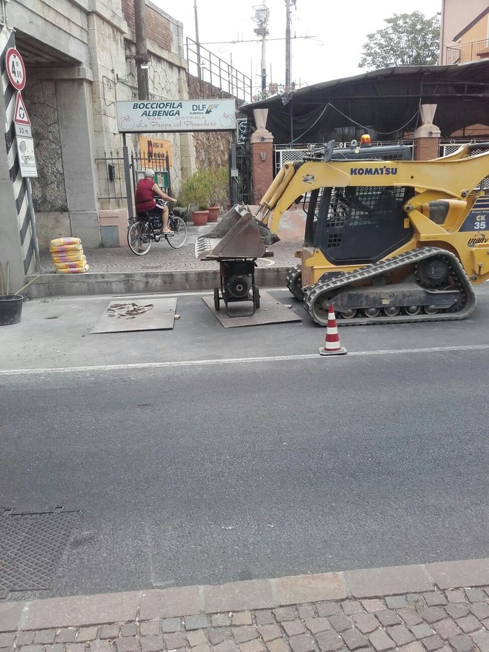 Lavori in corso dal sottopasso ferroviario della stazione di Albenga