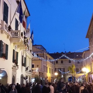 Pietra accende il Natale con le luminarie e il grande albero in piazza San Nicolò